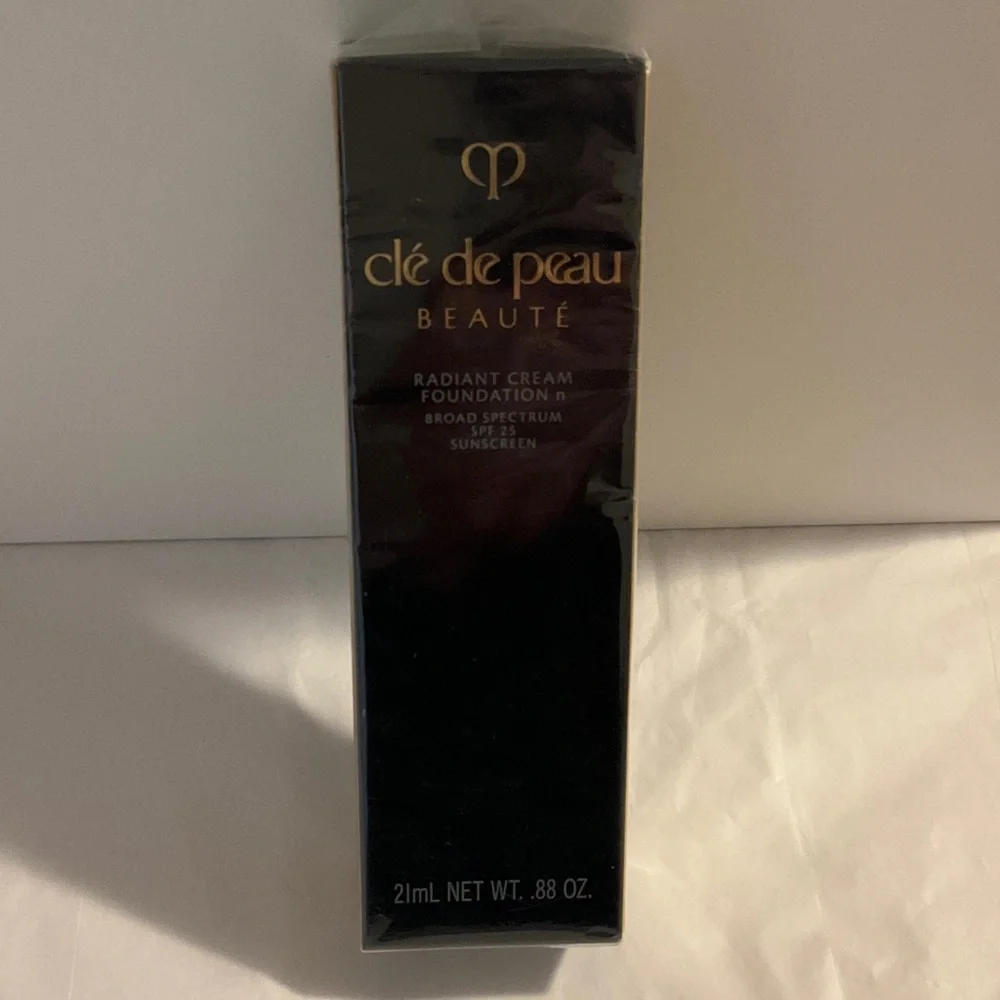 Cle de peau beaute radiant cream foundation 090 very deep ocher